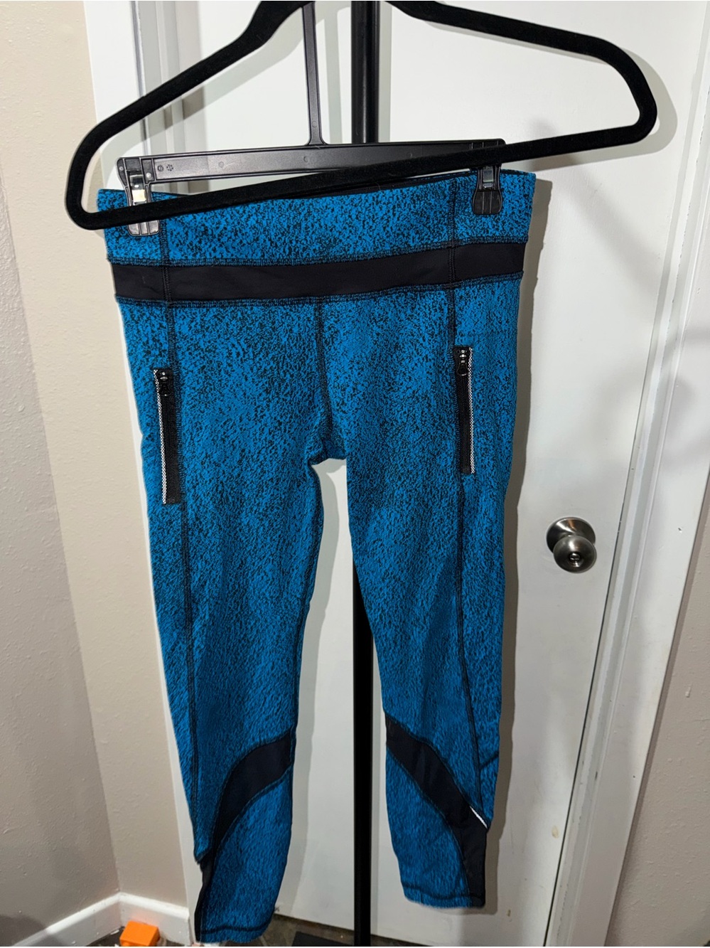 Lululemon Size 6 Blue & Black Speckled Cropped Leggings Zip Pocket Athletic Pant